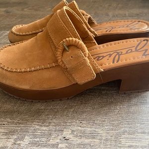 Woman’s mule slides